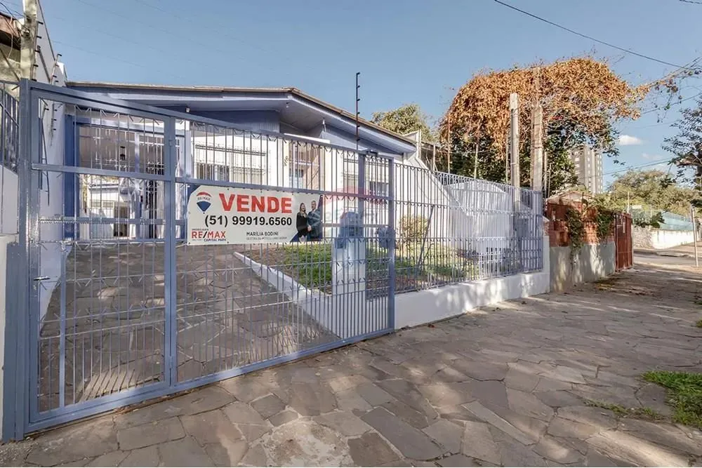 Casa térrea com três dormitórios e uma suíte no Jardim Itú Sabará.