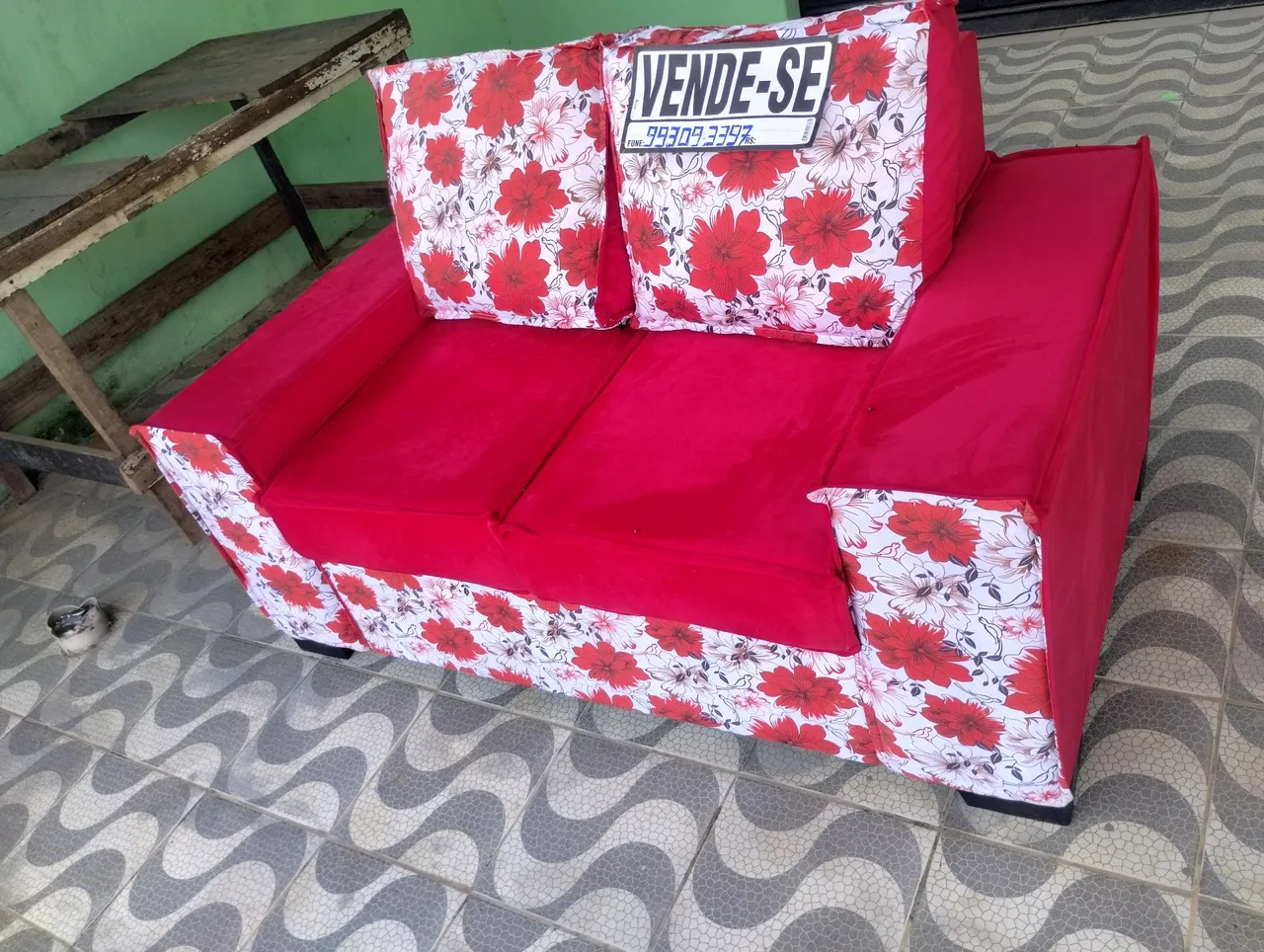 Sofá 2 lugares com design floral