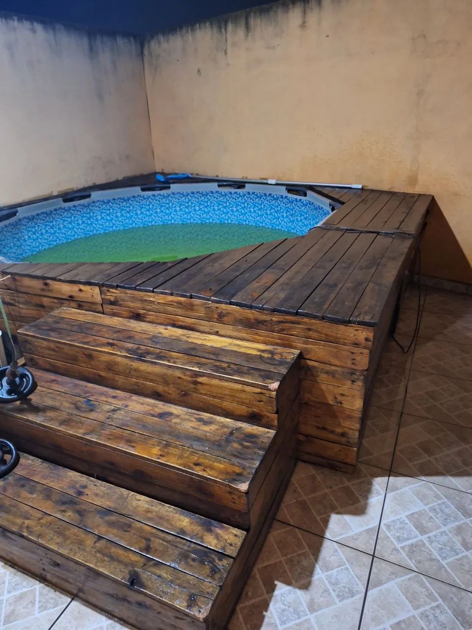 Piscina com deck de madeira 