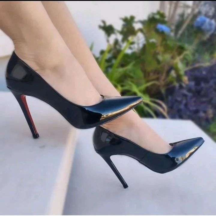 Salto Alto Scarpin Preto de Solado Vermelho - Foto 2