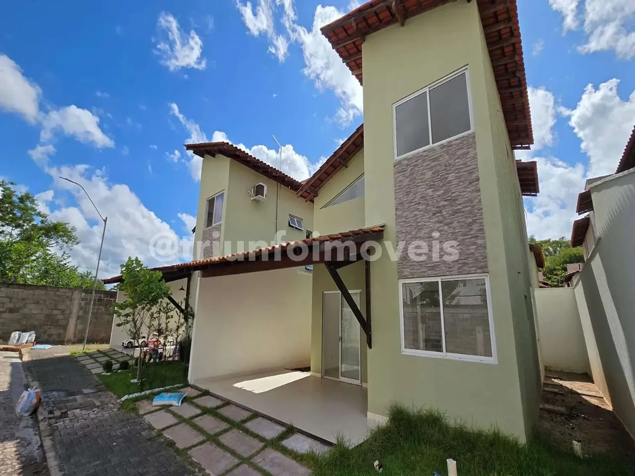 Casa duplex a venda em condomínio no bairro Uruguai TR221481 THE -146N2KQ