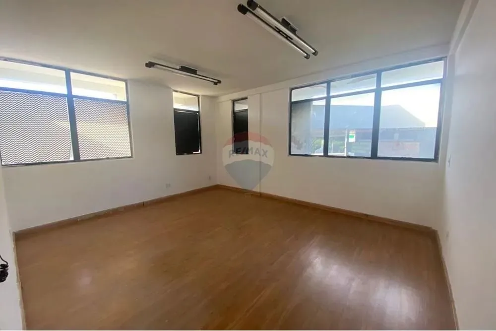 Salas e lojas comerciais disponíveis para locação anual na Av. engenheiro roberto freire!