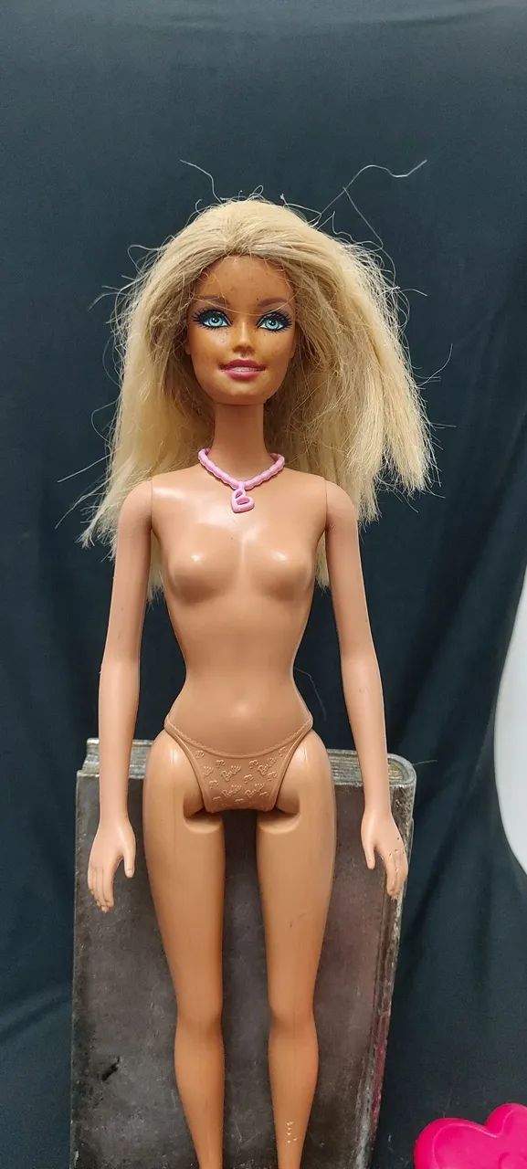 Boneca Barbie Vintage com colar Rosa