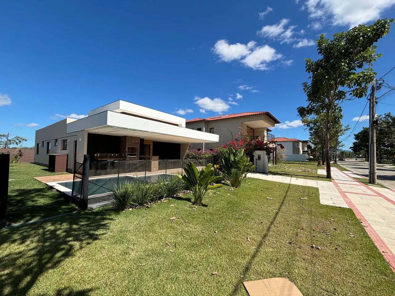Alugo Casa Linear em Alphaville Jacuhy 190m²