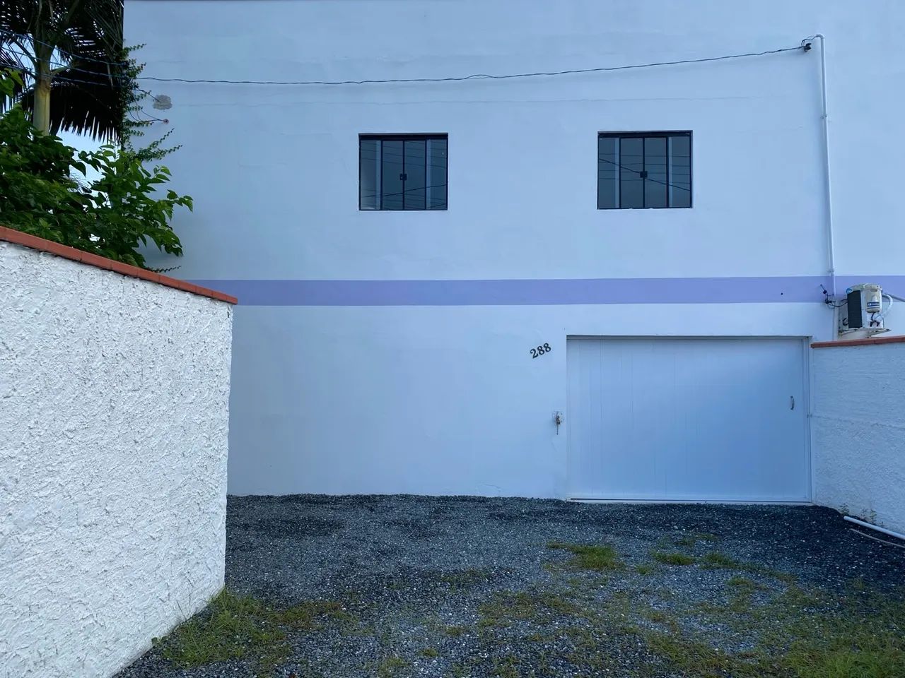 Porta de garagem branca de correr