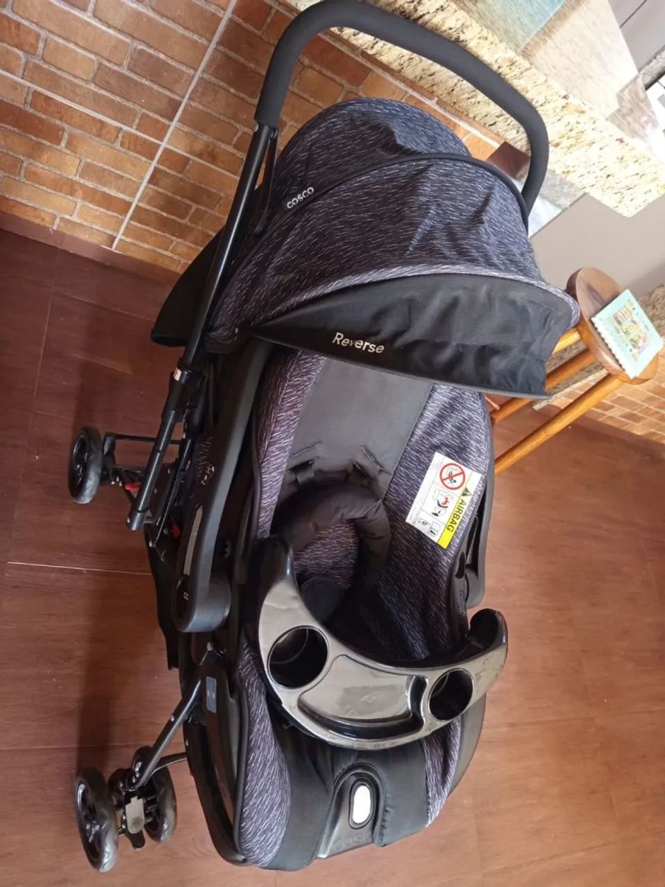 Carrinho de bebê com bebê conforto 