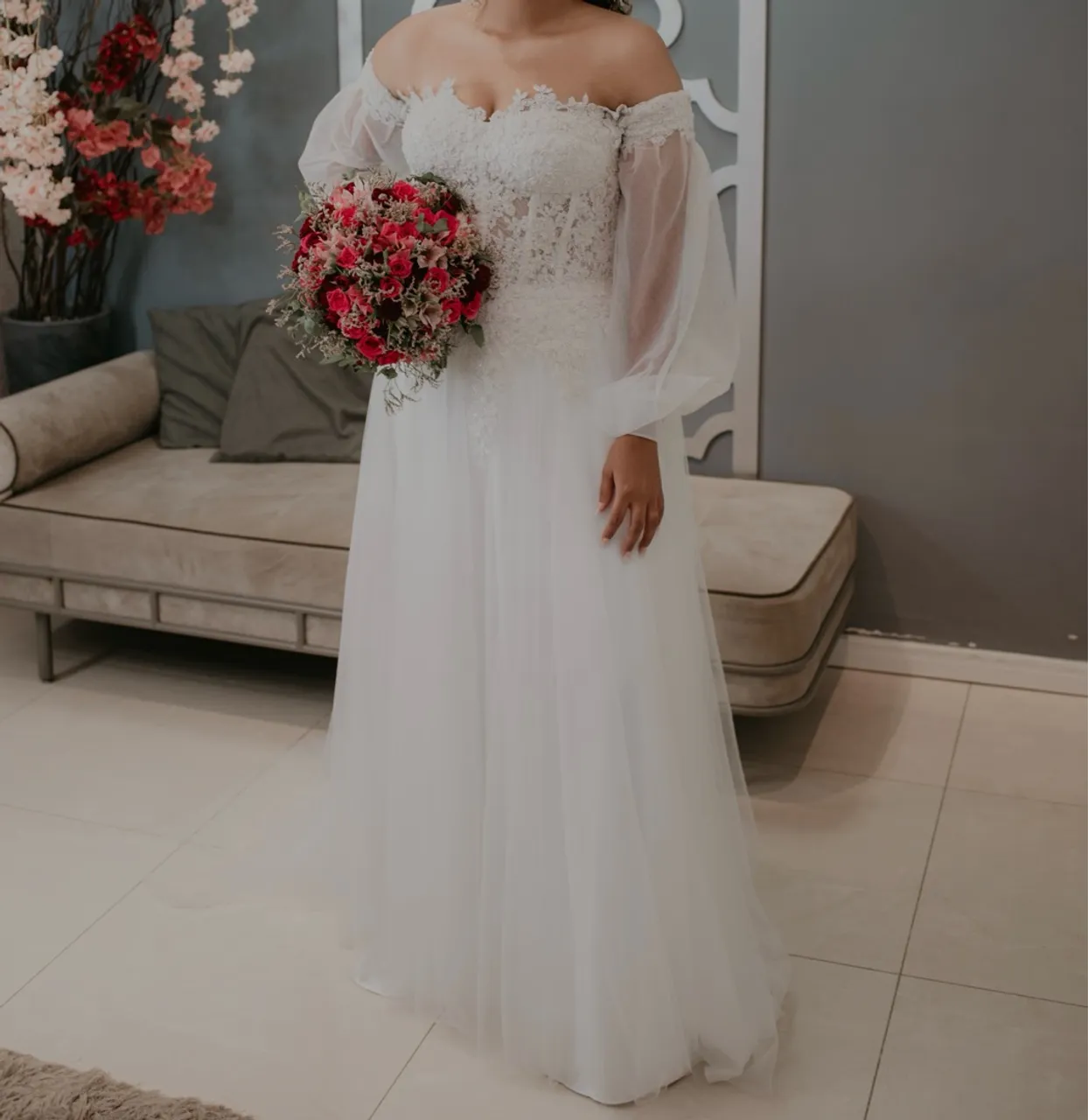 Vestido de noiva elegante com mangas longas
