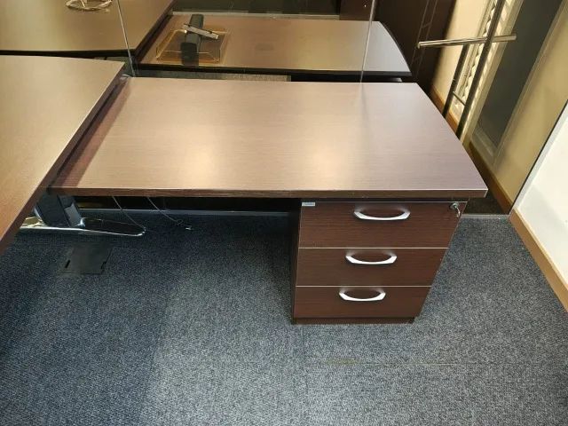 Mesa de escritório com gaveteiro em L - Modelo diretor - Foto 5