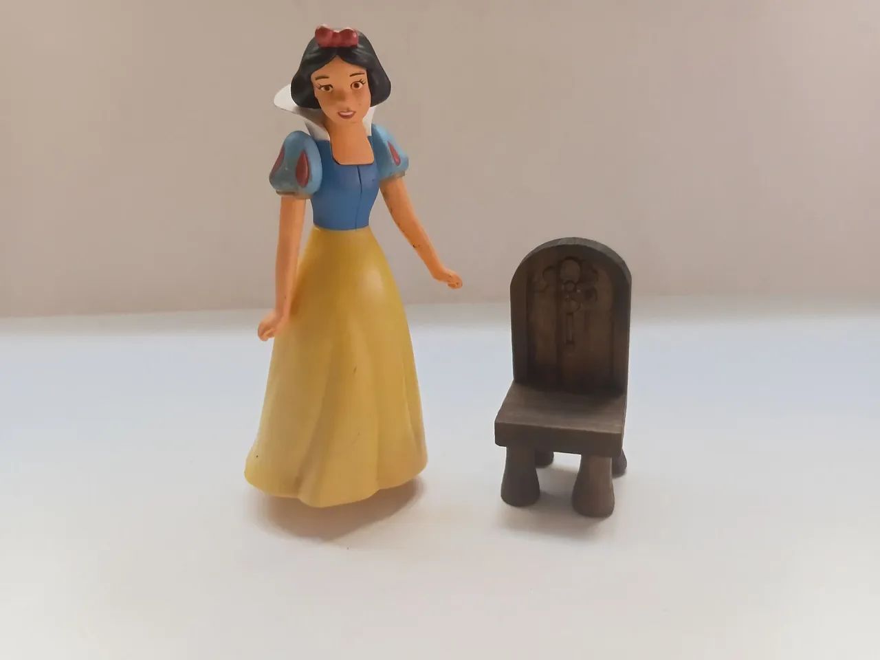Boneca branca de neve com cadeirinha