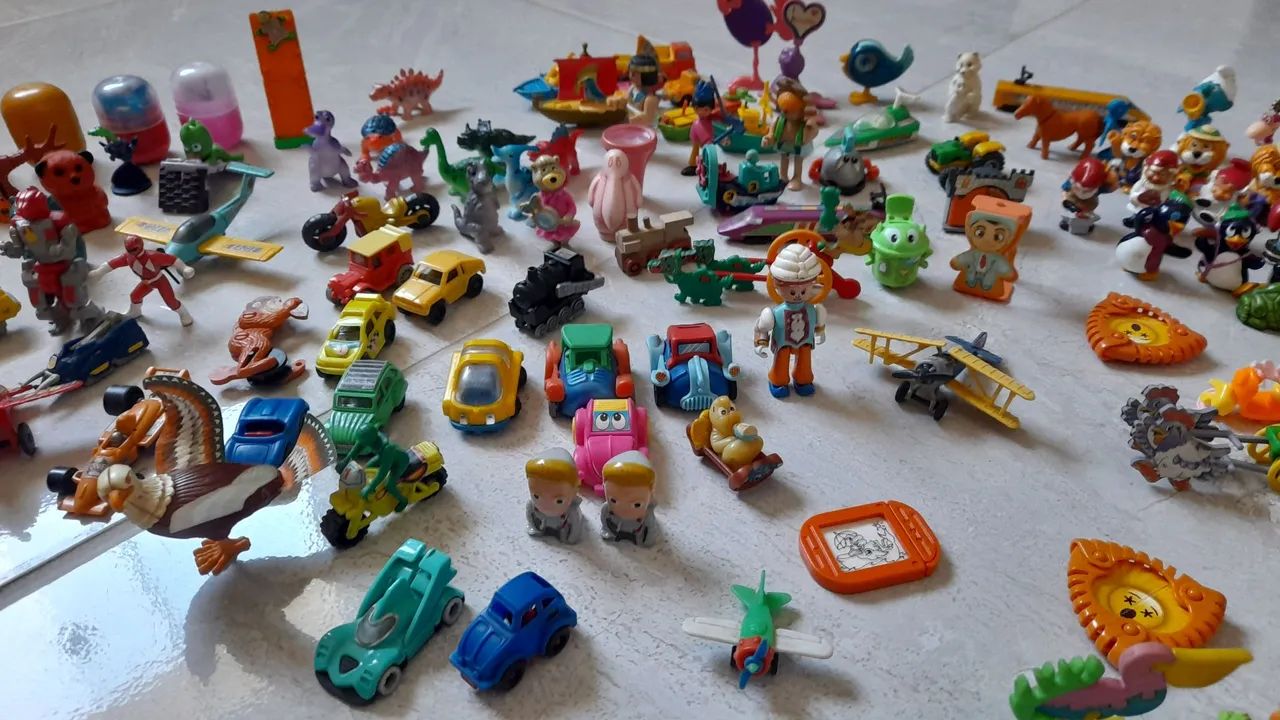 Coleção Kinder Ovo Peças Variadas e Raras (Cerca de 200