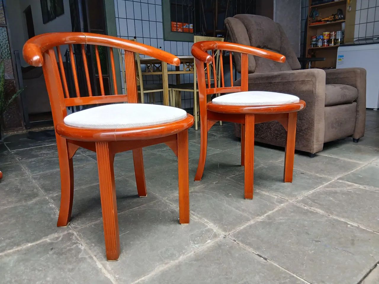 Par de Poltronas de Madeira Maciça novinhas. - Foto 2