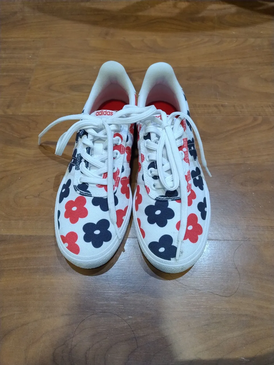 Tênis Adidas branco com flores 