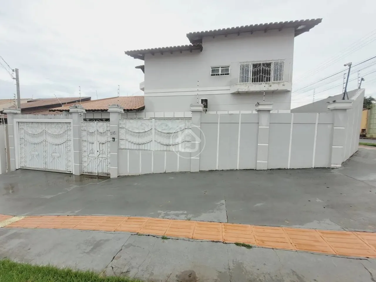 SOBRADO AMPLO 4 SUÍTES - MONTE CASTELO