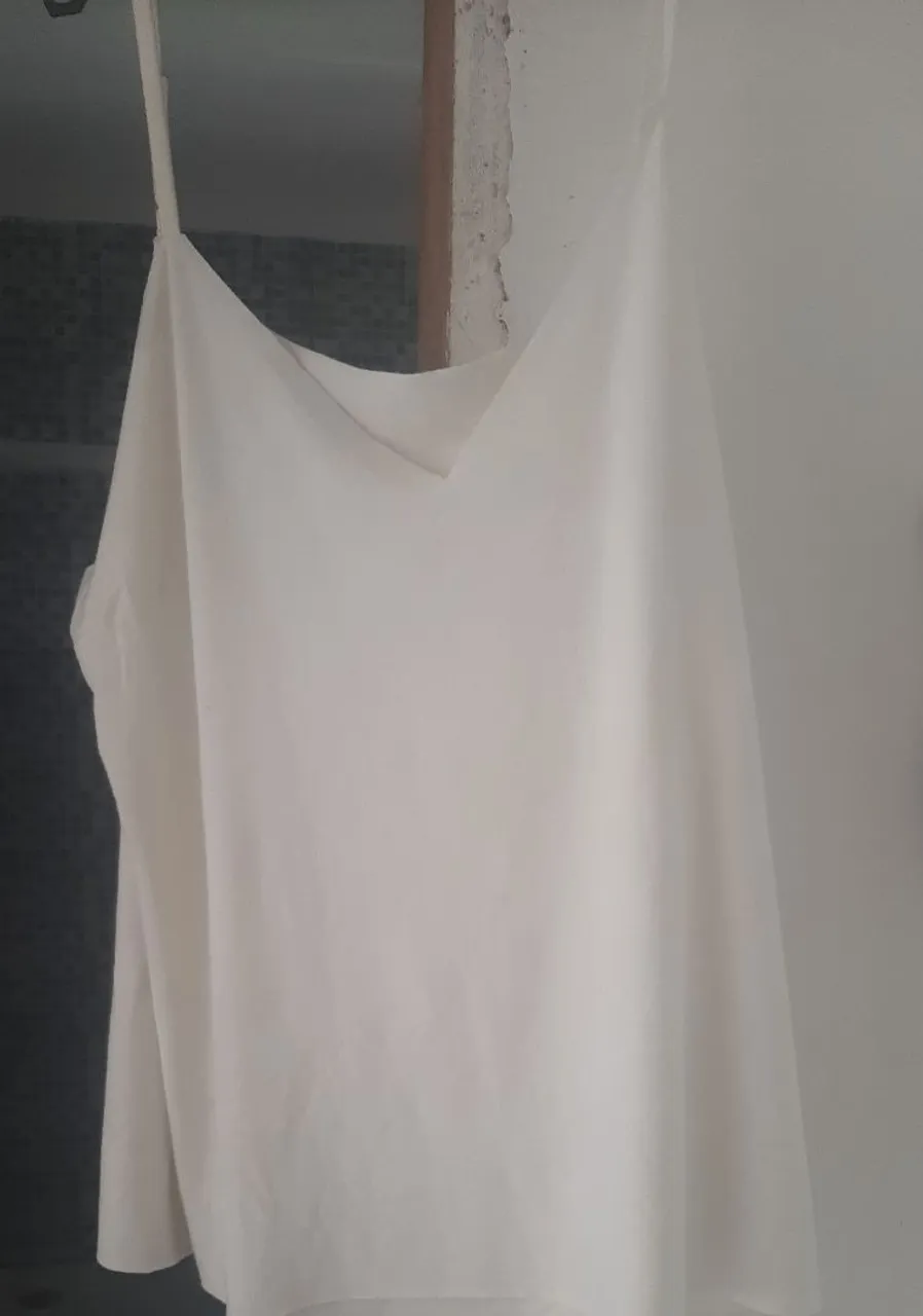 Blusa branca de alças ajustáveis tamanho G