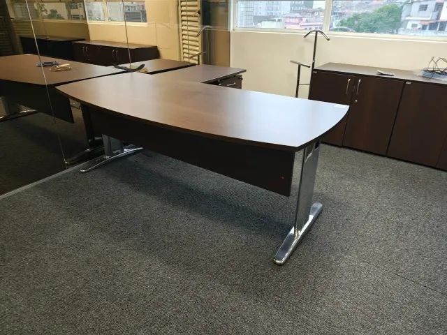 Mesa de escritório com gaveteiro em L - Modelo diretor - Foto 6