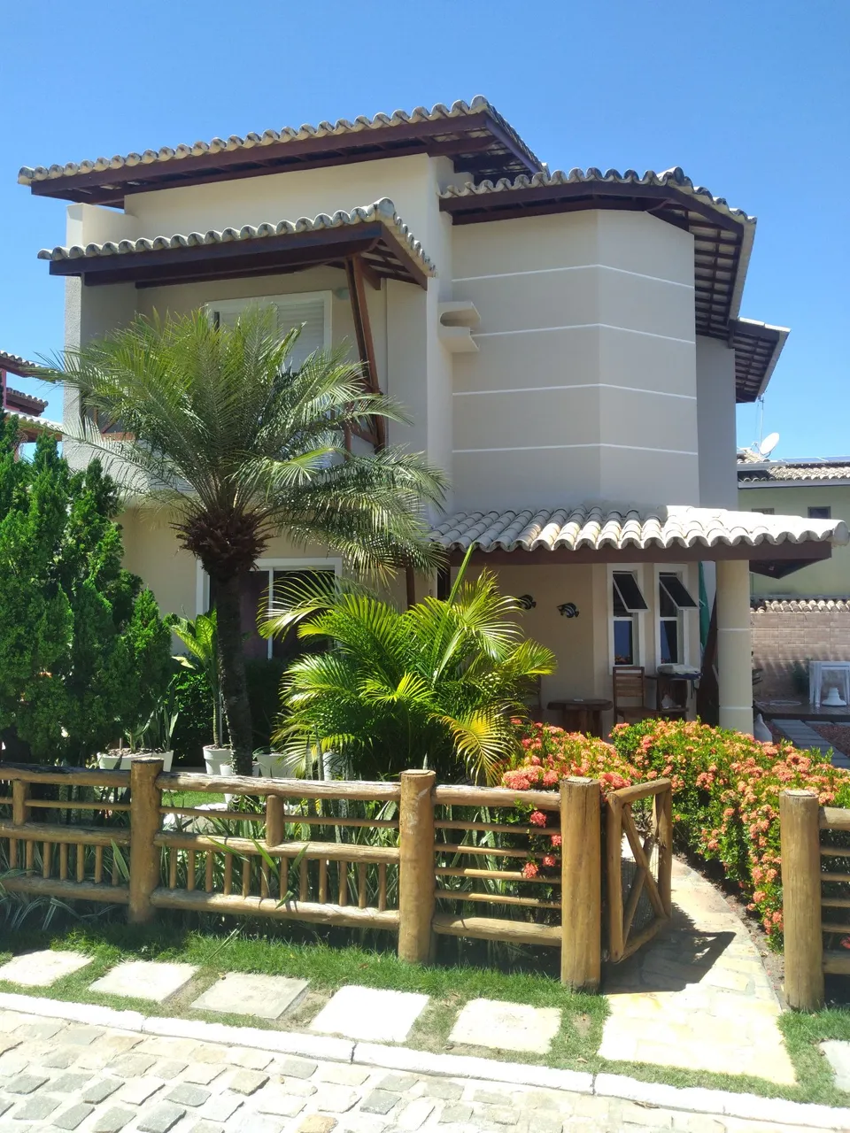 Vendo casa em Stella Maris, condomínio fechado.