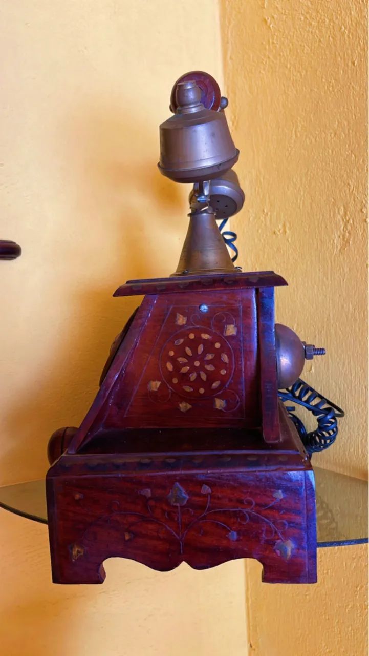 Lindo telefone antigo em madeira e bronze - Foto 2