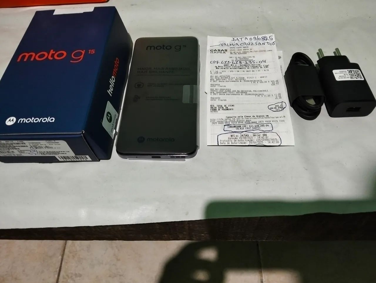 Um celular ? novo na caixa ? com nota fiscal 