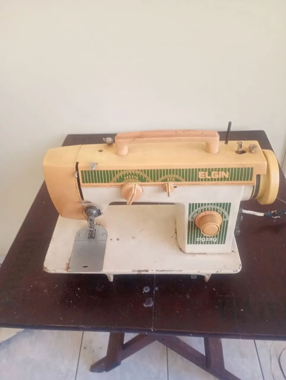 Máquina de costura antiga Elgin funcionando 