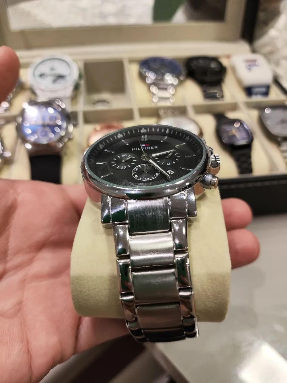Relógio Tommy Hilfiger Prata e Preto - Foto 2