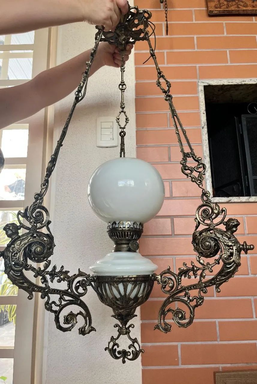 Lustre antigo em alumínio com pintura ouro velho e cúpula em opalina - Foto 3