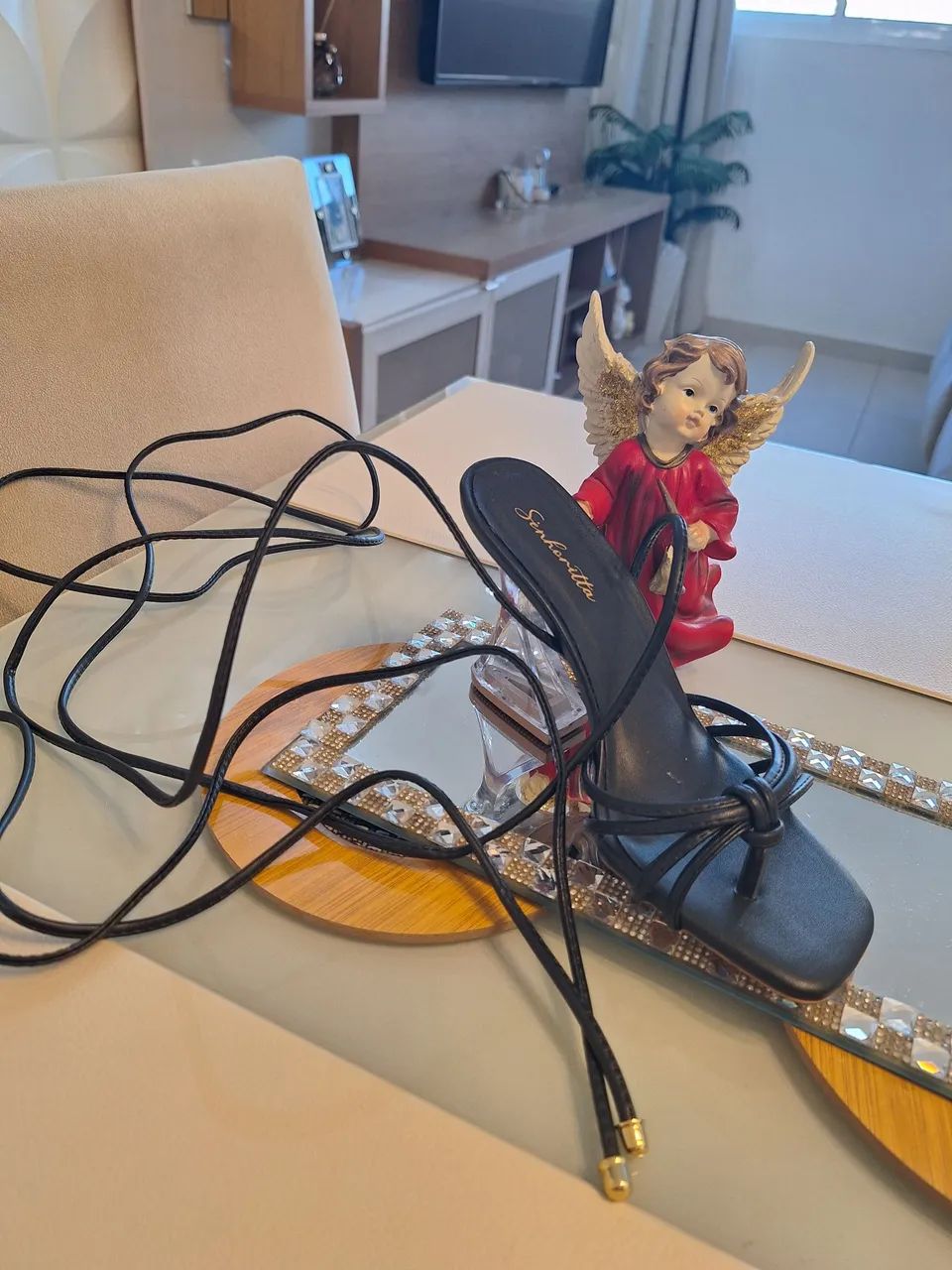 Sandalia nova  de amarração preta e branca  - Foto 2