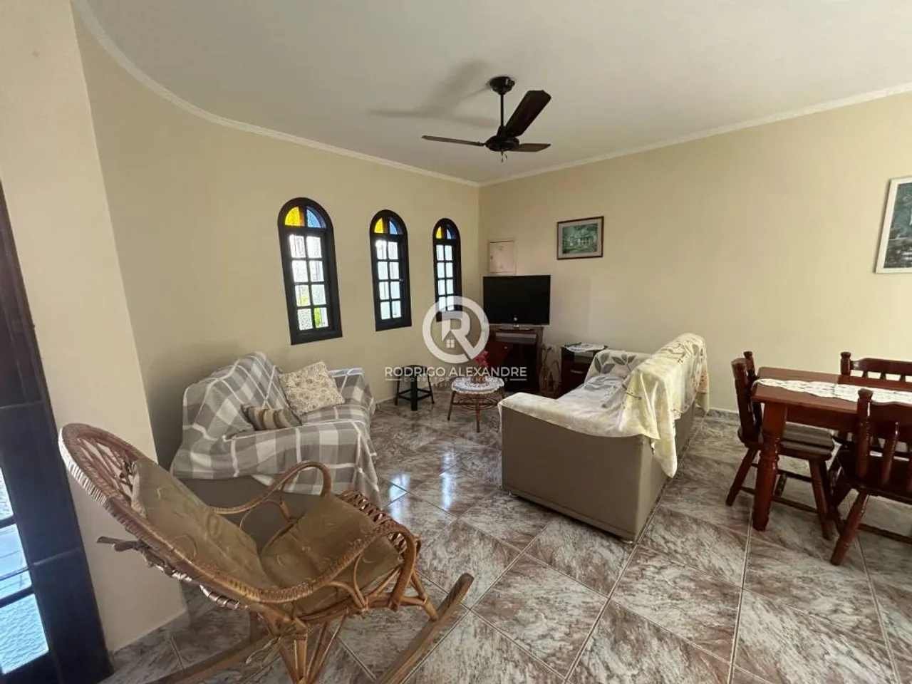 Linda Casa à Venda em Peruíbe - 3 Dormitórios, Quintal e Excelente Localização por R$ 480.