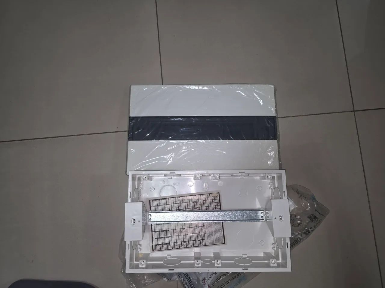 Caixa de Disjuntores Siemens Simbox XF para 18 módulos de disjuntores IEC/DIN - Foto 3