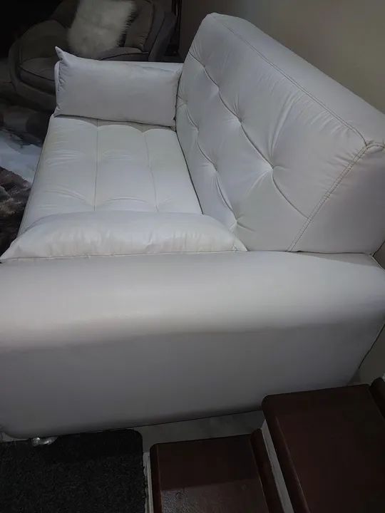 Sofá de 2 lugares branco com almofadas - Foto 4