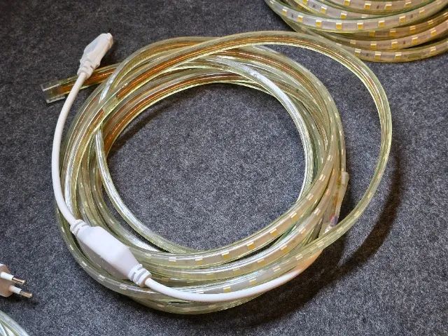 Fitas LED 5050 bivolt 110V 220V branco quente 5 metros com proteção resistente água - Foto 5