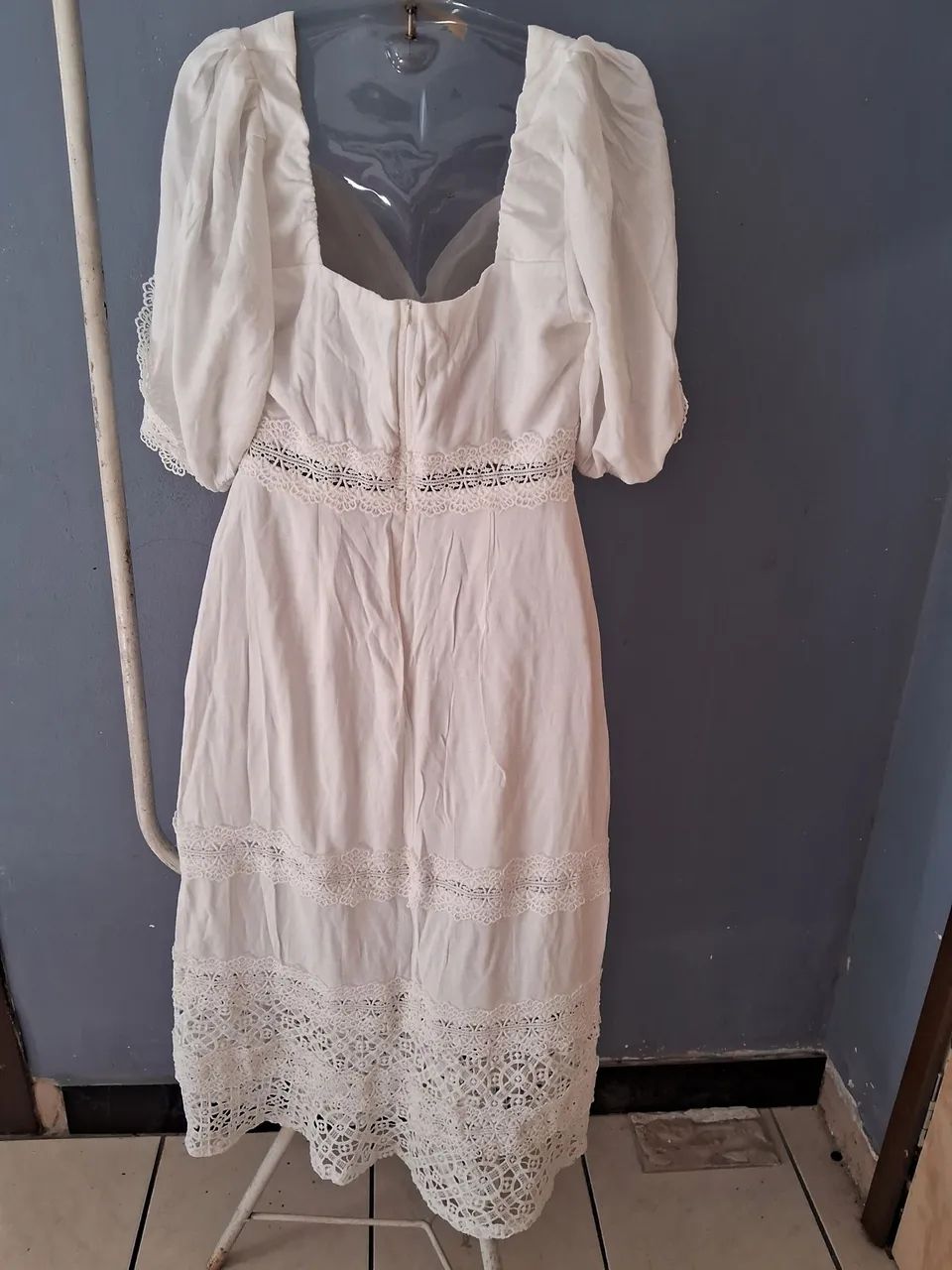 Vestido Branco com Detalhes em Renda - Foto 2