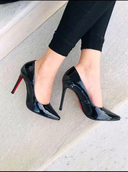Salto Alto Scarpin Preto de Solado Vermelho