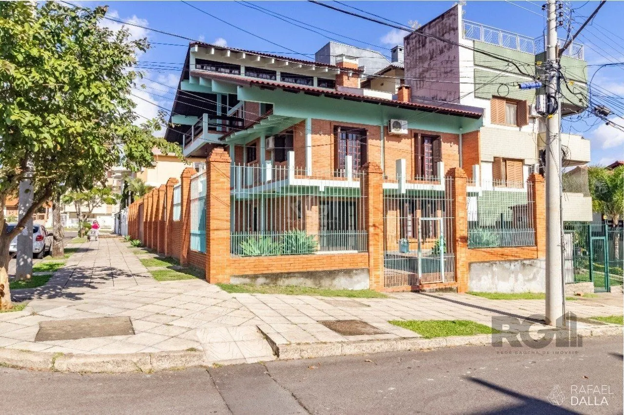 Casa para Venda - 574m², 3 dormitórios, sendo 2 suites, 8 vagas - Jardim Planalt