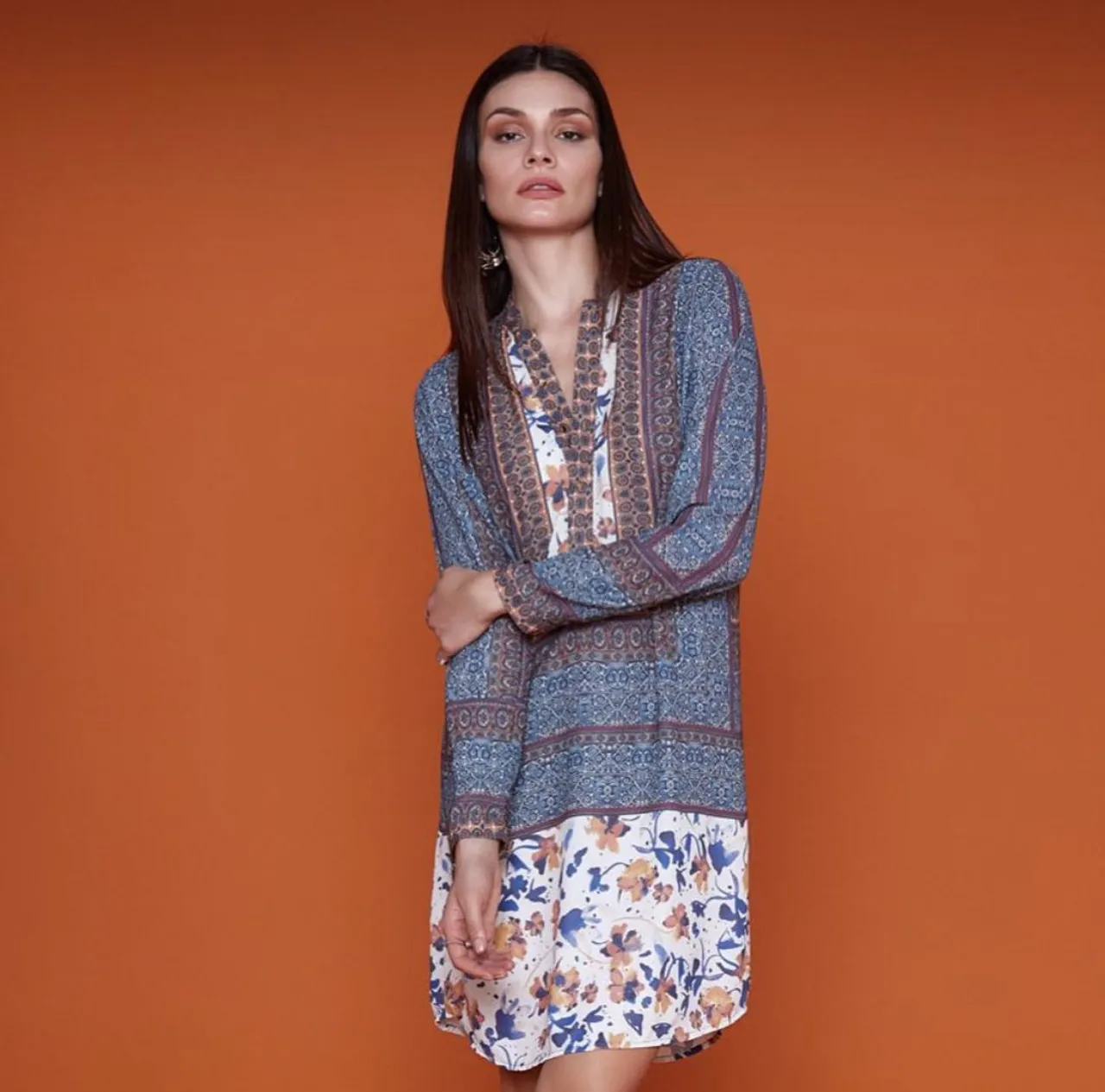 Vestido túnica estampado com mangas longas