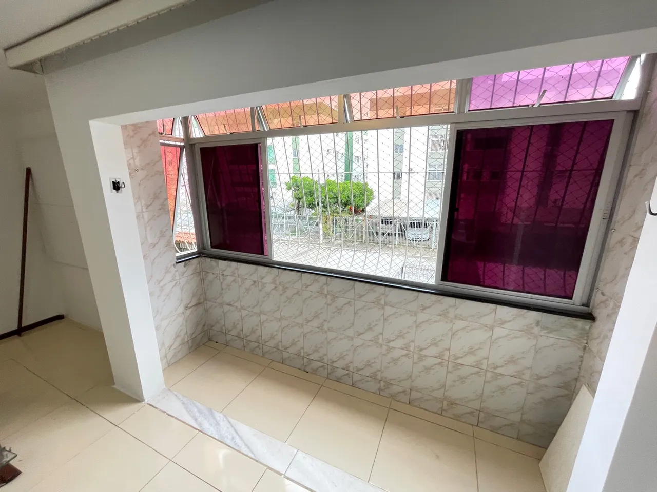 Alugo apartamento no Jardim do Farol - 1 andar - Nascente