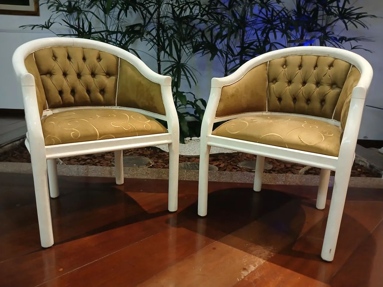 Par de Poltronas Clássicas em Veludo