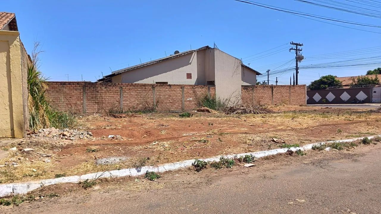 Lote de esquina à venda em ótima localização