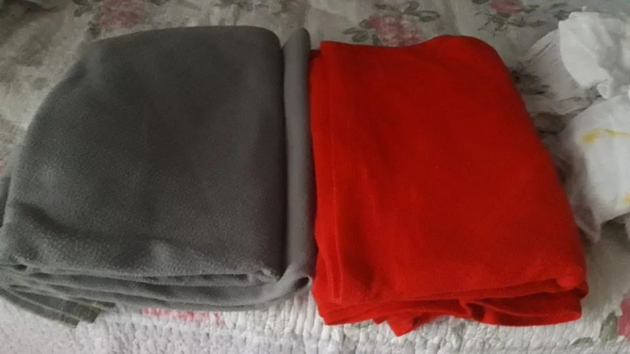 2 Cobertores Solteiro- Cinza e Vermelho