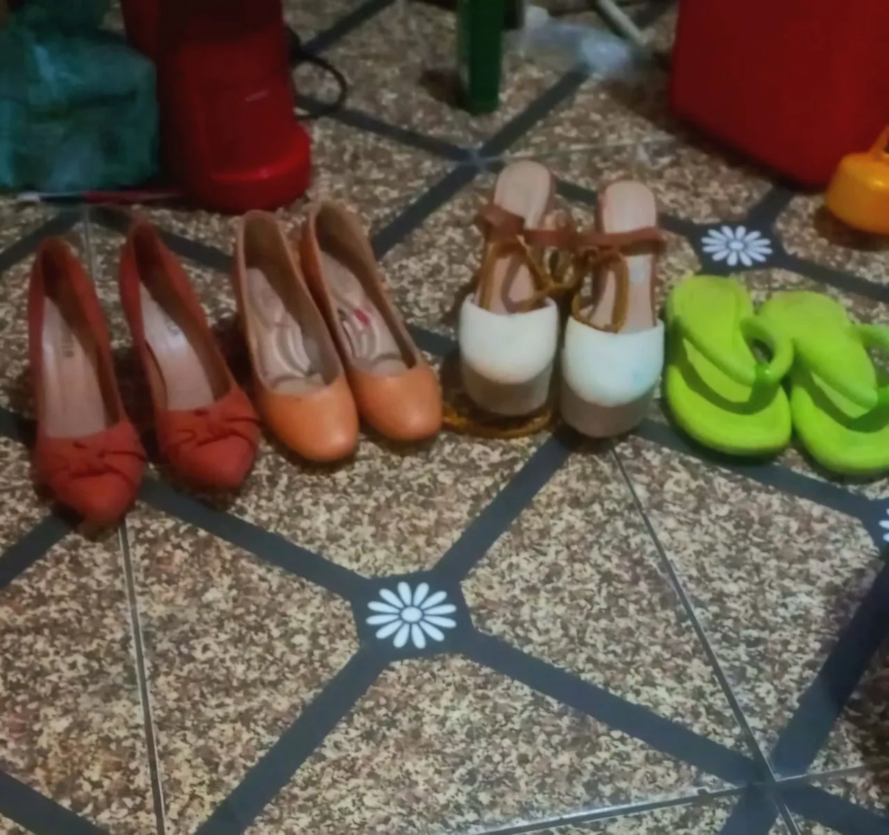 Sapatos variados: saltos, sapatilhas e chinelos