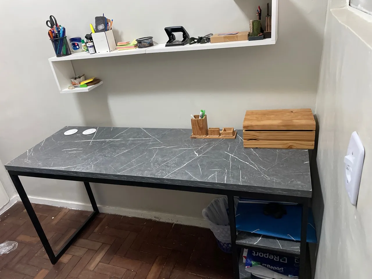 Mesa de Escritório e Estante para livros com Design Moderno
