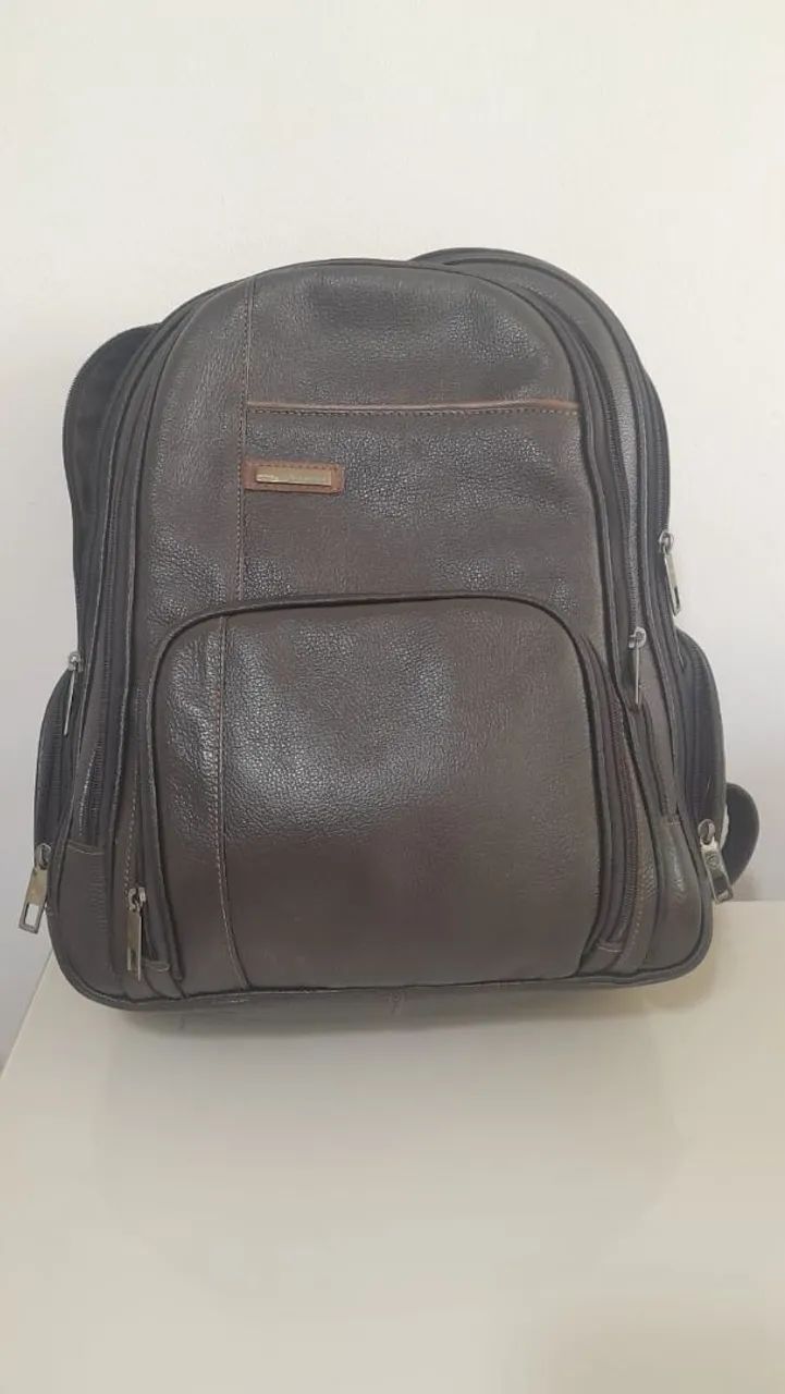 Bolsa em couro, em perfeito estado.