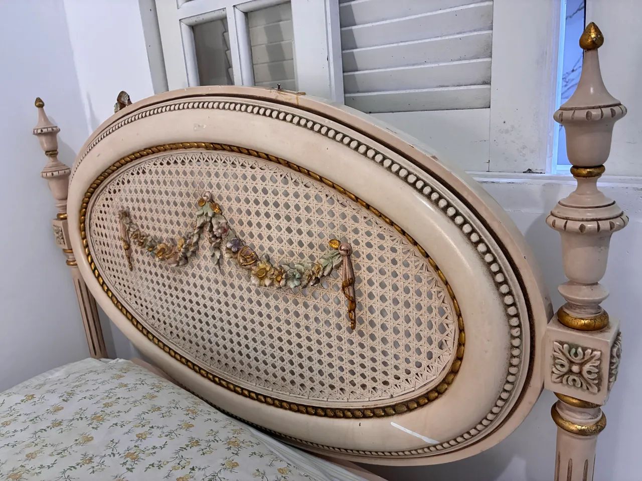 Cama de solteiro estilo Luis XVI acompanha uma cômoda  - Foto 2