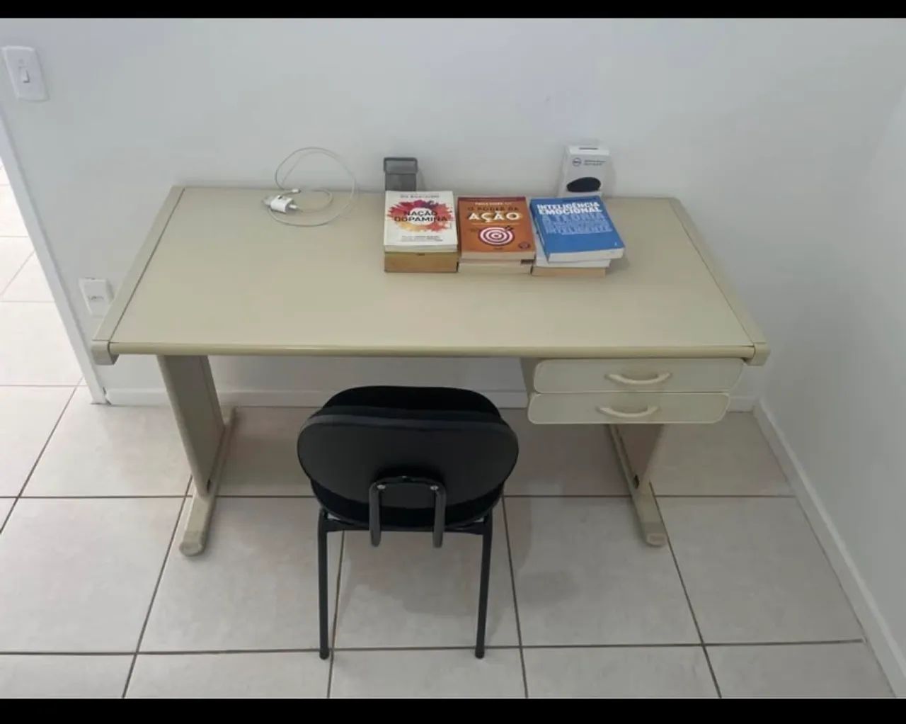 Mesa e cadeira (escritório/ estudos)