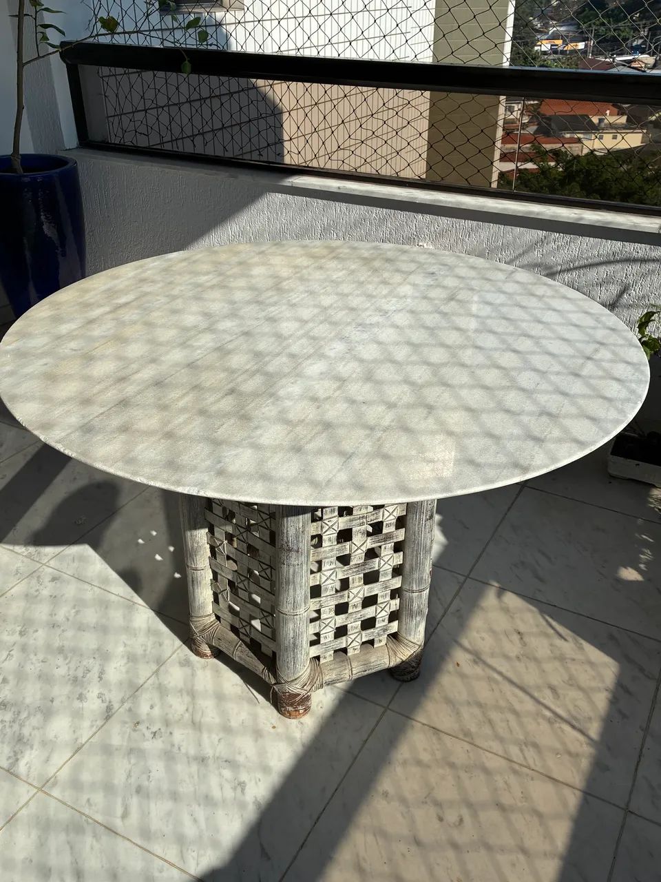 Mesa de bambu e mármore 