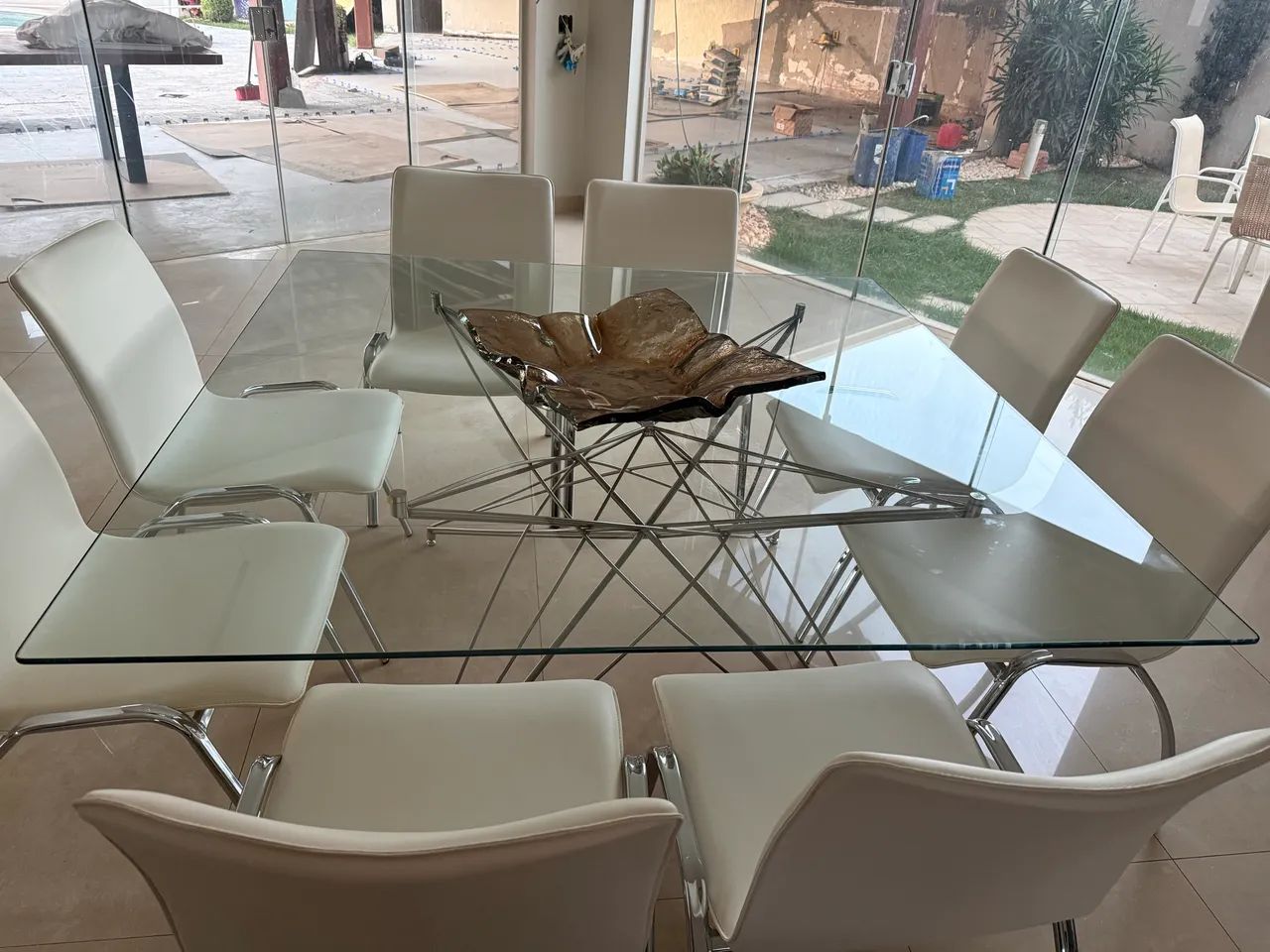 Mesa quadrada de vidro pés de metal com 8 cadeiras brancas - Foto 5