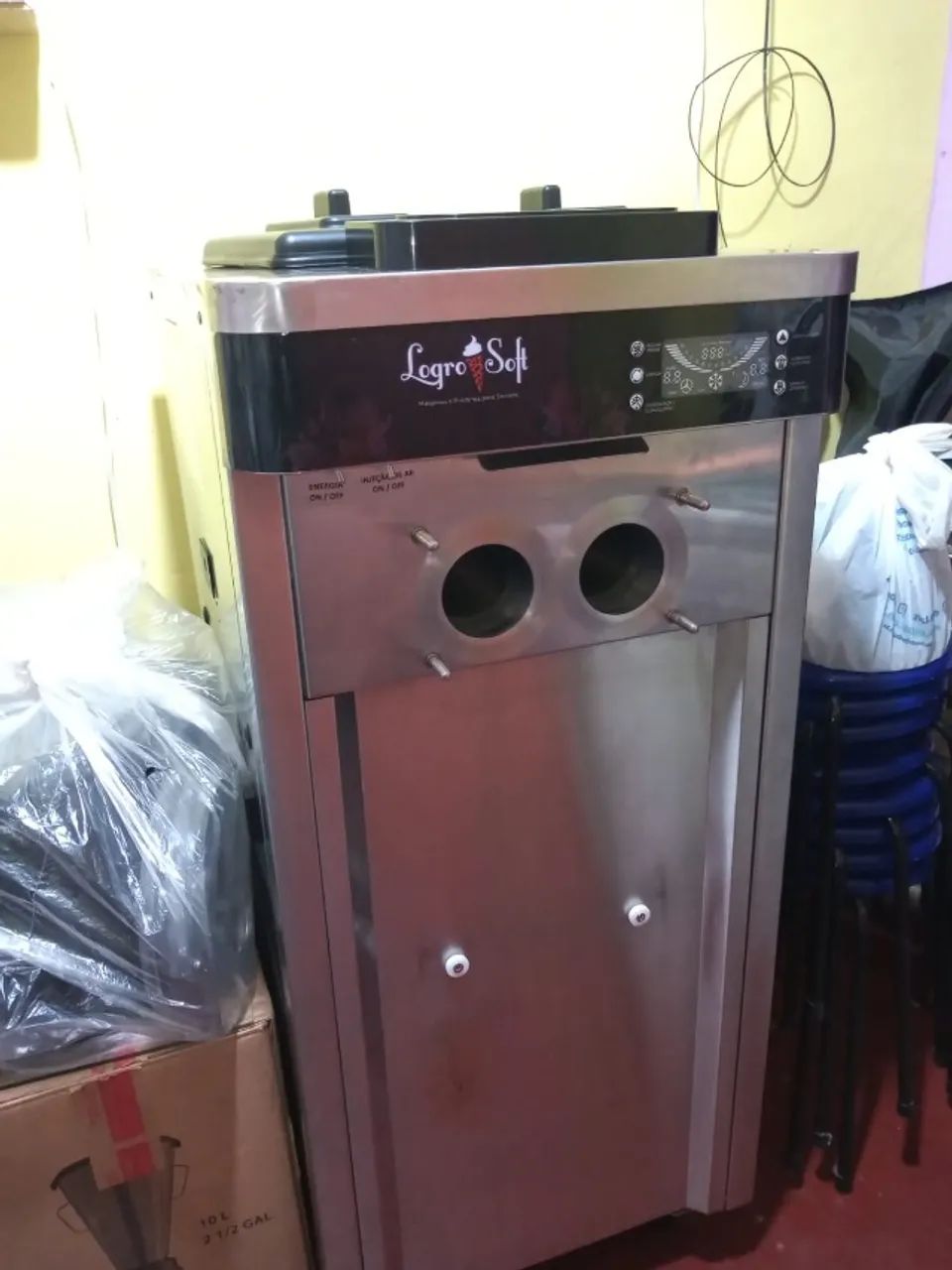 Máquina de sorvete e material de Bar.