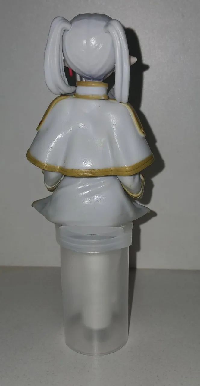 BONECA FRIEREN SENTADA COM LIVRO - Foto 2
