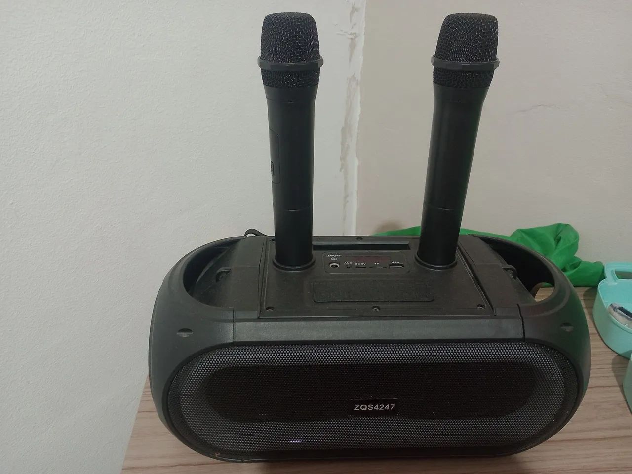 Caixa de som com karaoke 