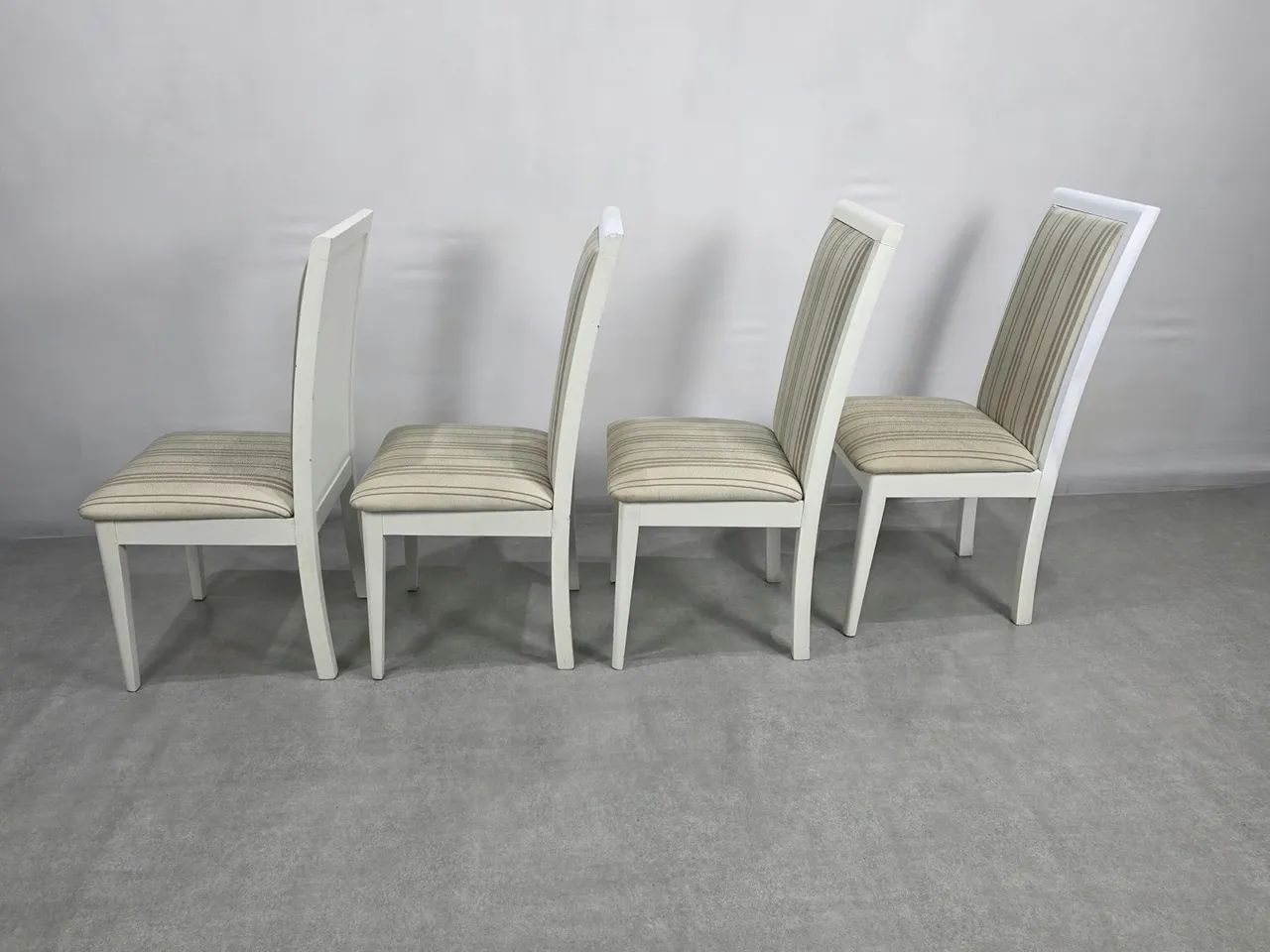 Conjunto de 4 cadeiras de madeira maciça  - Foto 2