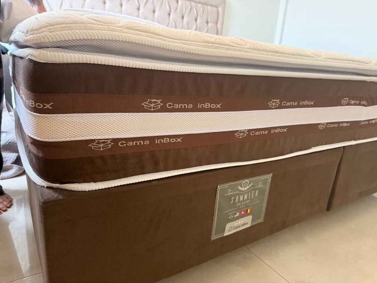 Cama box com Colchão King + Cabeceira + quadros decoração  - Foto 4